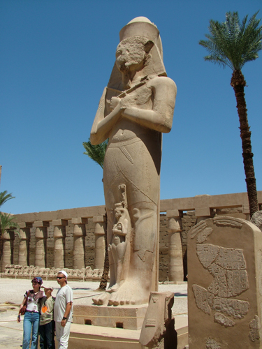 Луксор. Карнакский храм. Статуя Аменхотепа.