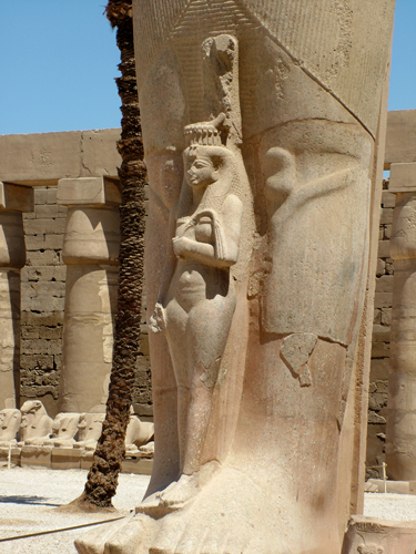 Луксор. Карнакский храм. Нефертари у ног Аменхотепа.
